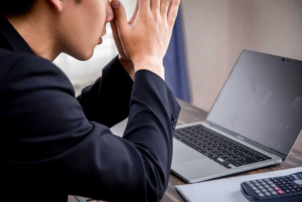 不動産投資のデメリットやリスクを知らずに初めて失敗した人のイメージ