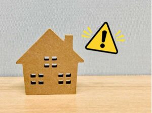 不動産投資のデメリットをアラートしているイメージ