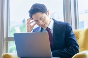 不動産投資に失敗して頭を抱える人のイメージ