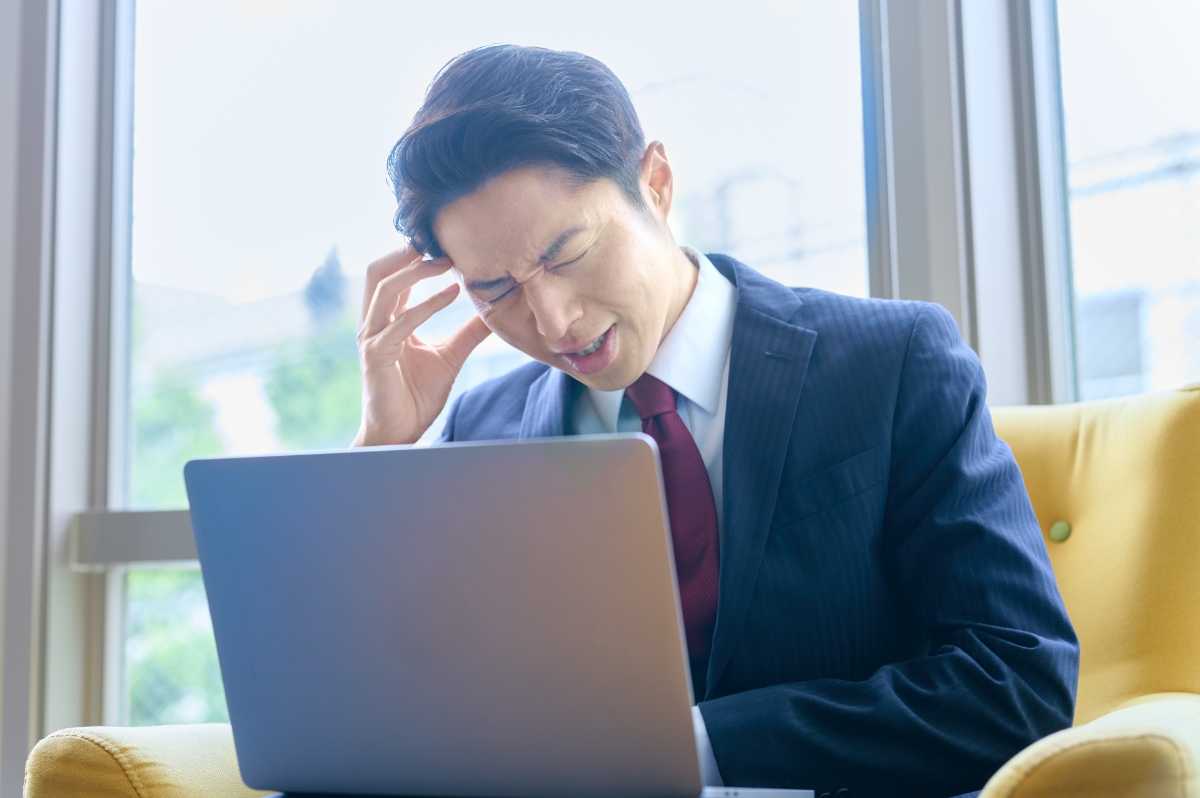 不動産投資に失敗して頭を抱える人のイメージ