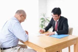 不動産投資のローン審査を受ける男性